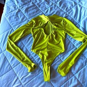 House of cb body suit neon green
Can fit a small as well